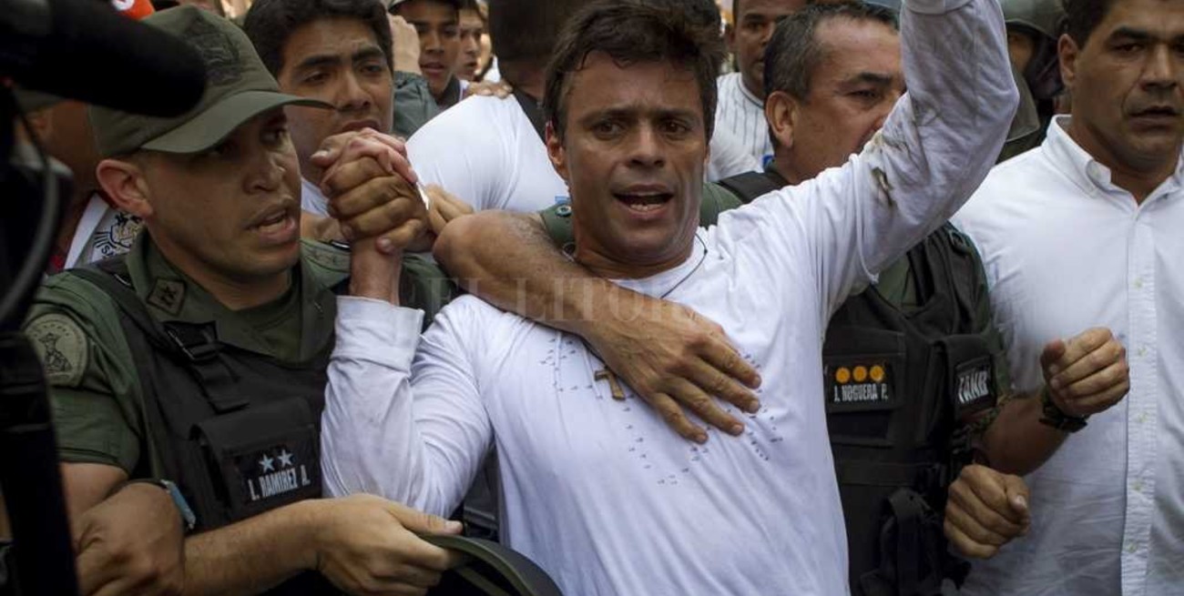 Otorgaron prisión domiciliaria al opositor Leopoldo López