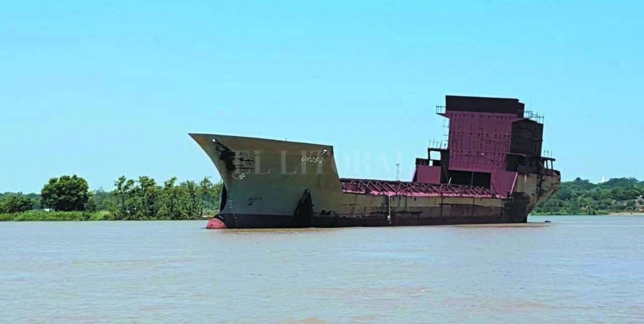 Apareció un barco fantasma de más de una cuadra de largo