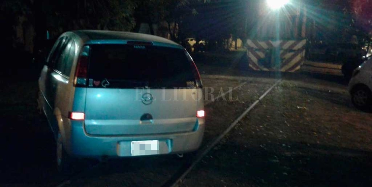 El tren no pudo avanzar por autos estacionados en la vía