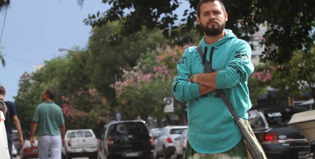 Fue al banco por una camioneta, encontró $ 100 mil y los devolvió