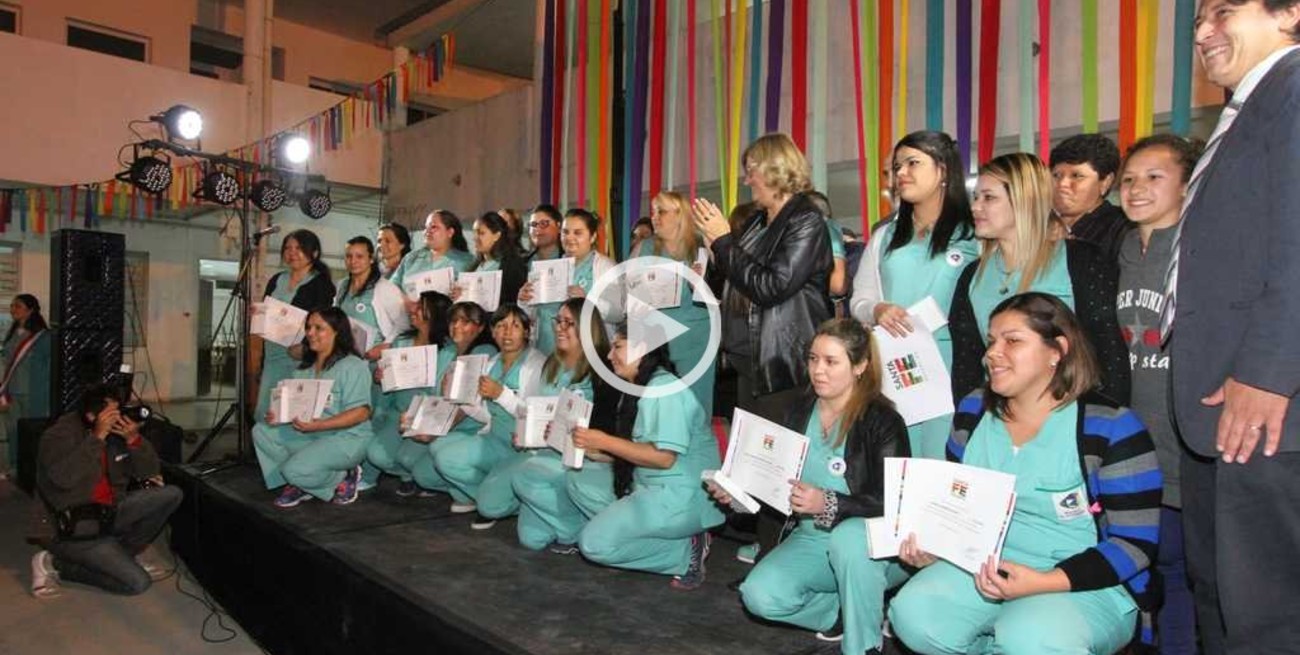Se graduaron 32 estudiantes de enfermería en barrio Yapeyú