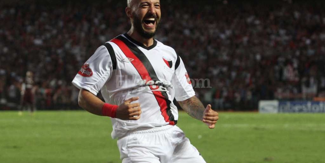 "Hoy juega el más grande de Santa Fe", el saludo de Chevantón