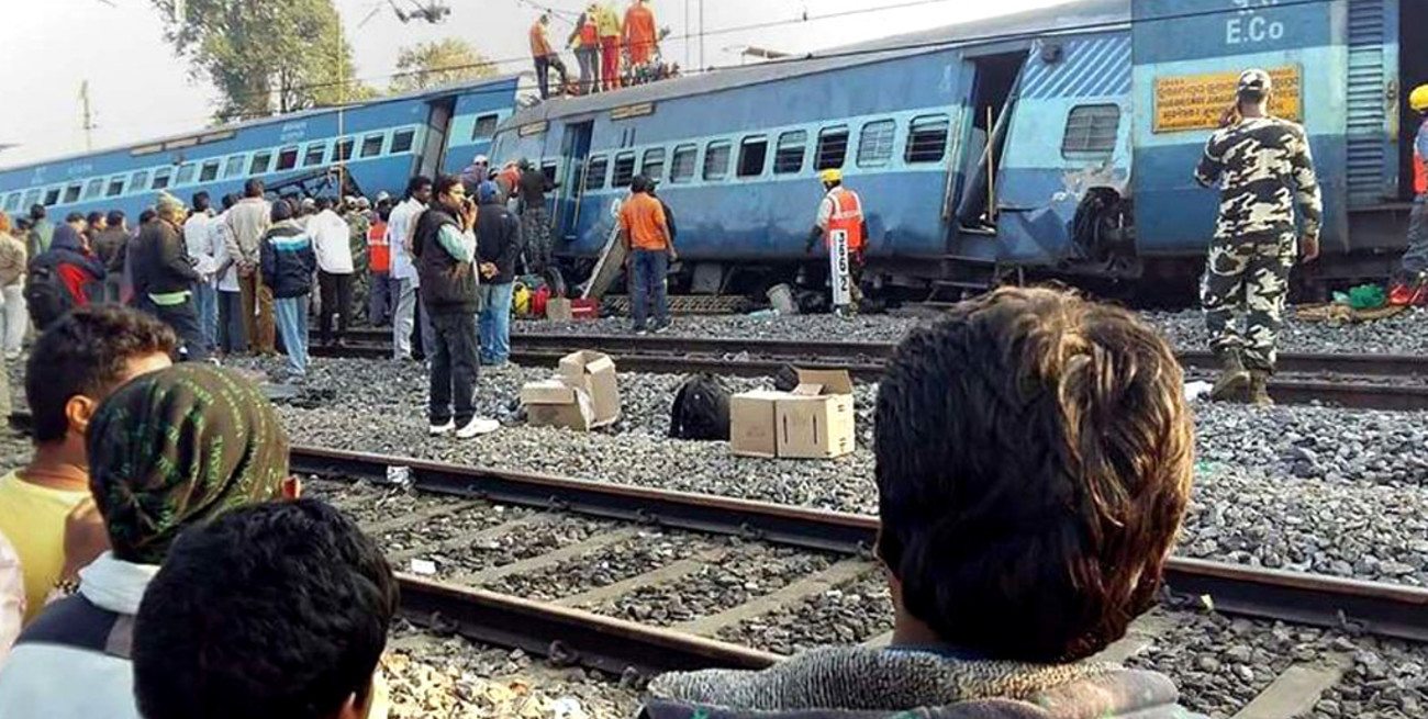 Descarriló un tren en India: 32 muertos