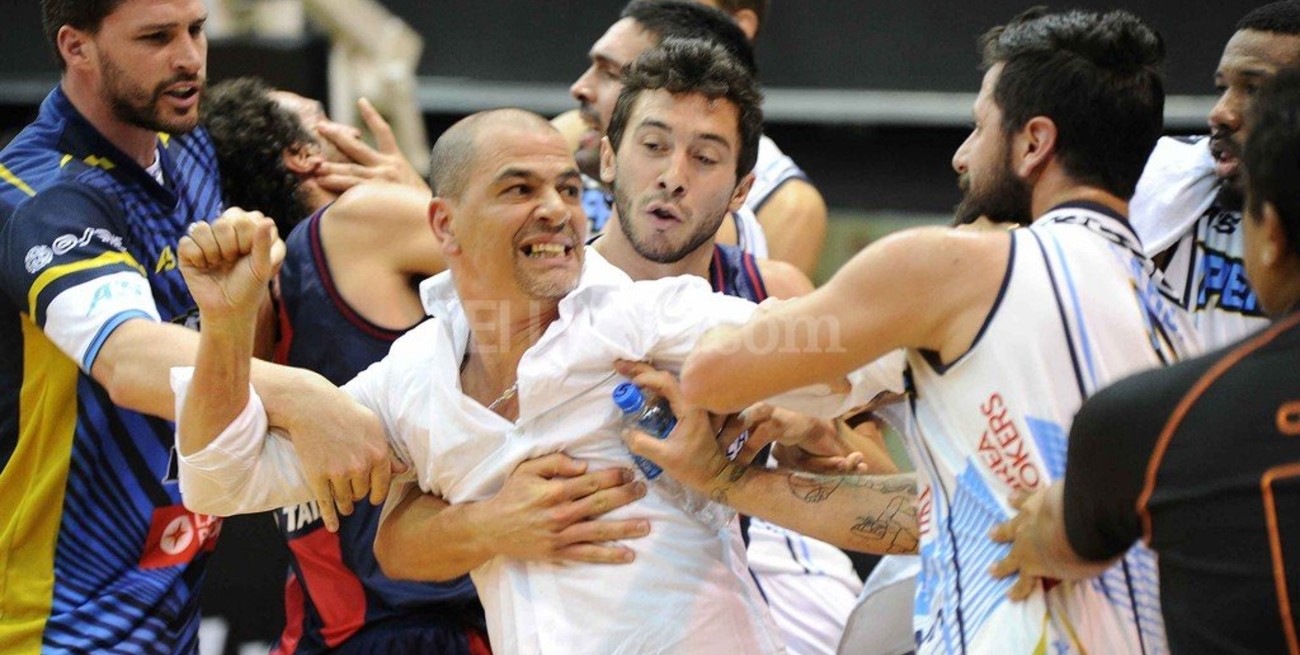 Video: escándalo, piñas y agresiones en el básquet argentino