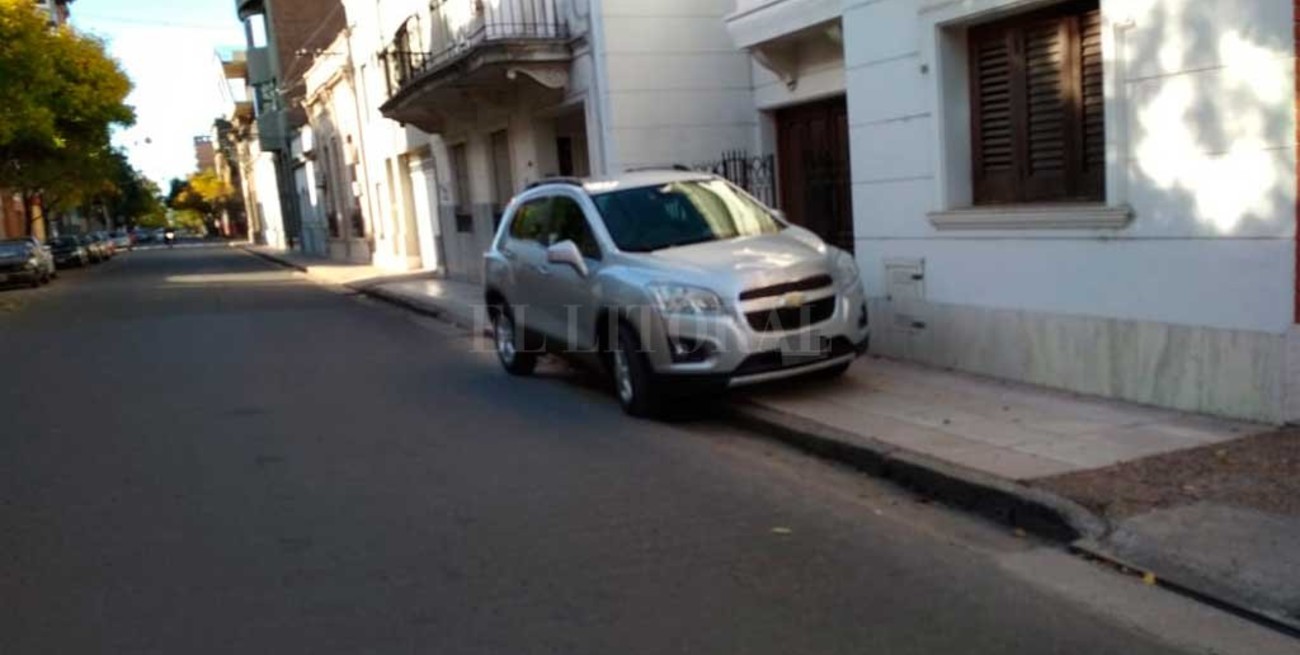 Estacioná donde quieras: la vereda es mía y de nadie más