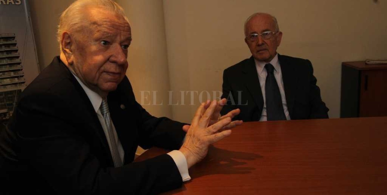 Detrás está la gente