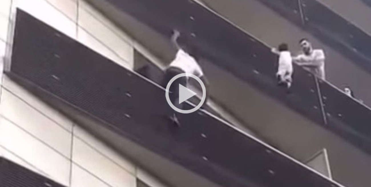 Trepó cuatro pisos en 30 segundos para rescatar a un niño a punto de caer