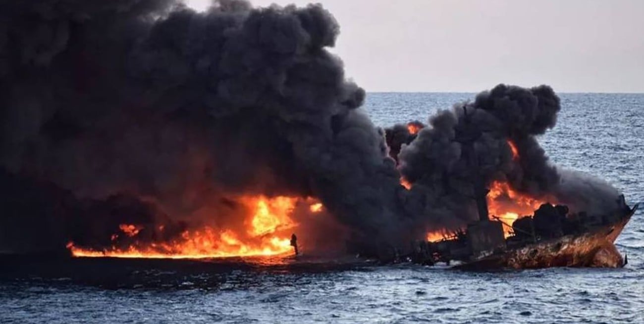 Con una fuerte explosión, se hunde el petrolero iraní 