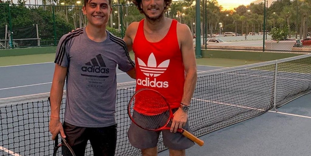 Video: Dybala jugó al tenis con Mónaco y le hizo un tremendo ace