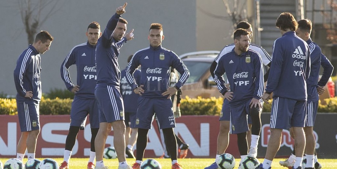 Scaloni no paró equipo y mantuvo el interrogante sobre posibles cambios ante Paraguay