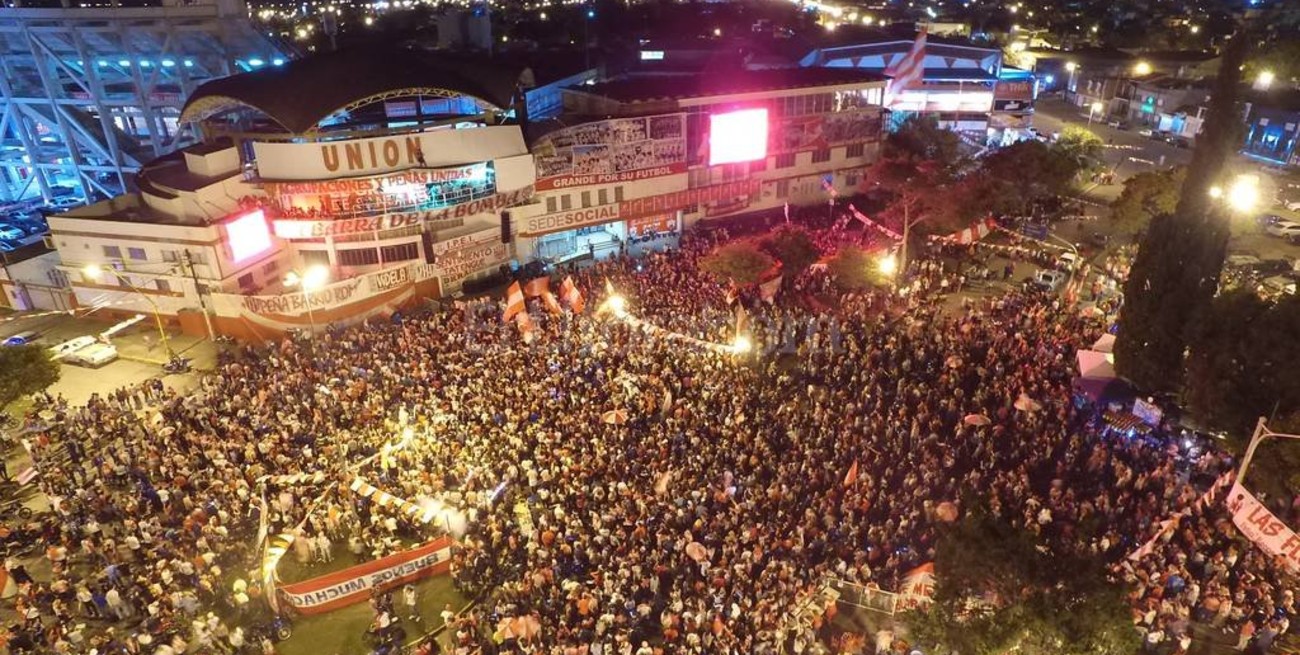 Unión iluminó el cielo con la excusa de sus 109 años