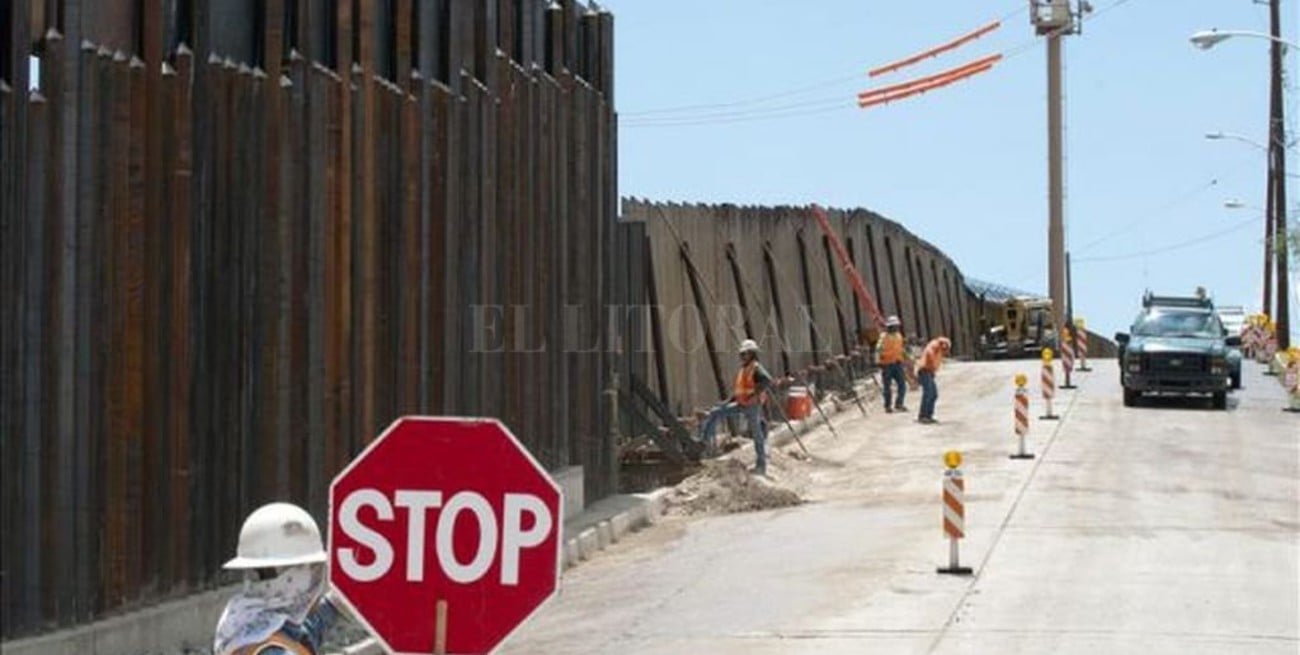 Comienzan a construir los modelos del muro entre México y Estados Unidos