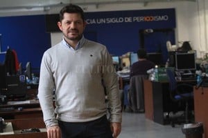 Mauricio Garín Quiero ser tu voz . Es la frase que canta Castelló en su spot de campaña, en un juego de palabras entre el vocalista de Kaniche y el político que encarna. Aquí, en su visita a El Litoral.