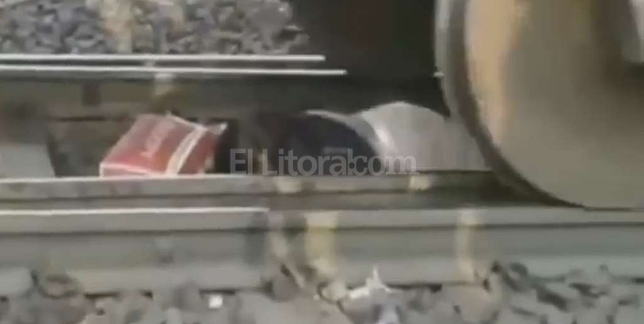 Cayó a las vías, un tren la pasó por encima y salió ilesa