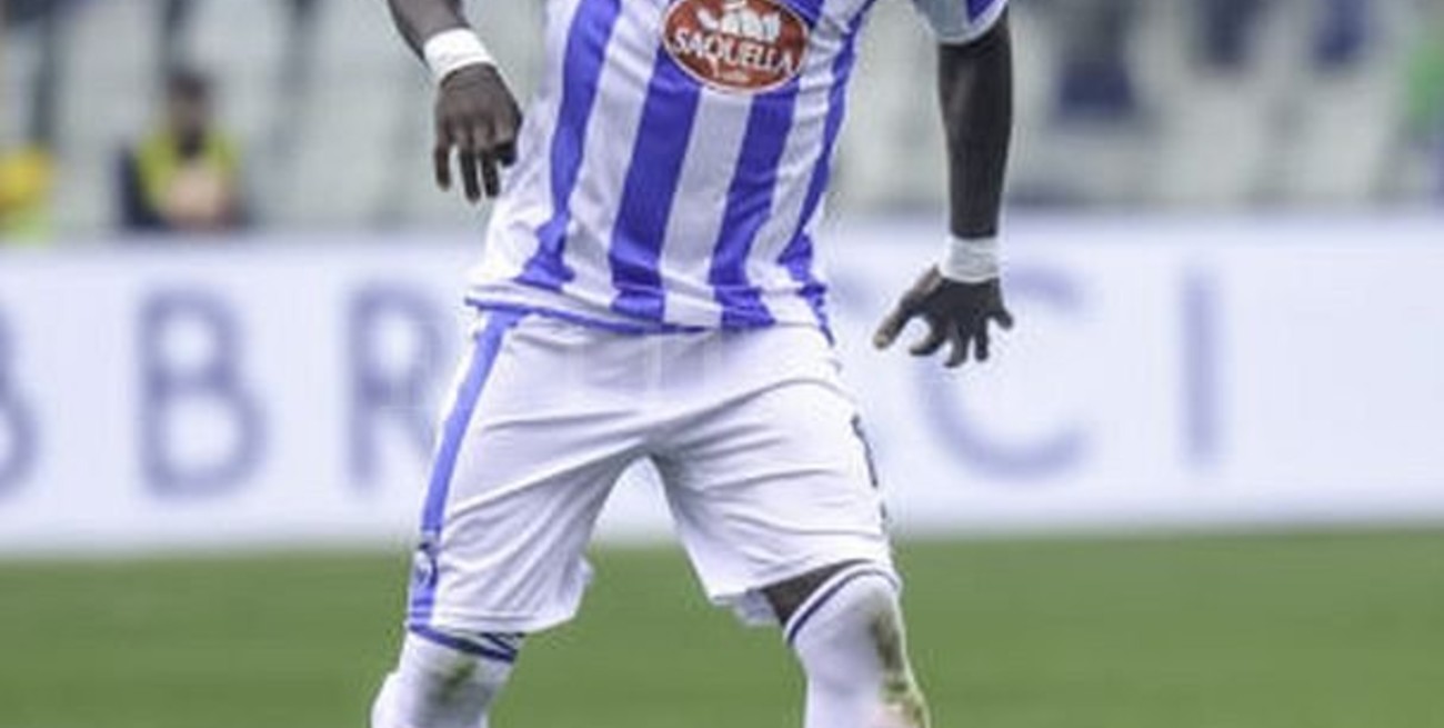 Un futbolista abandonó el partido por los cantos racistas de la hinchada