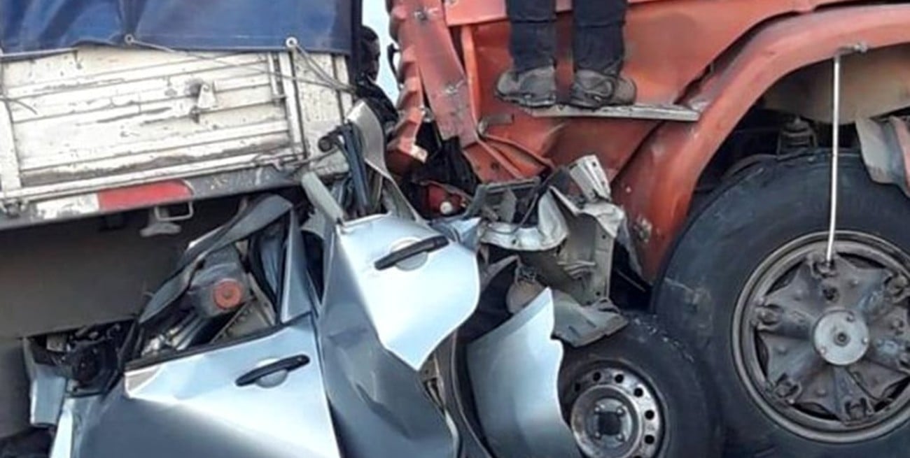 Impactante accidente: un auto quedó aplastado entre dos camiones