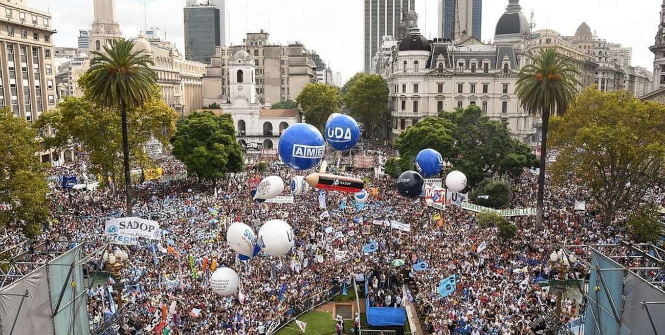 Multitudinaria marcha docente