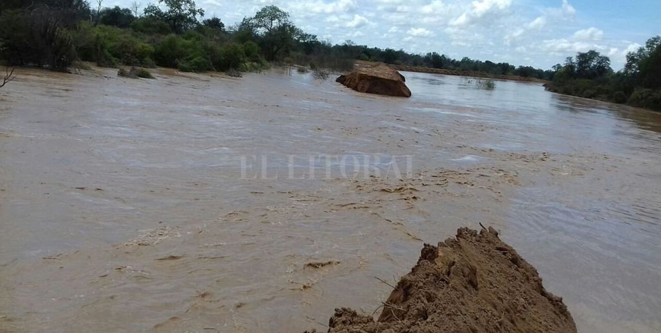 El Pilcomayo avanza sobre el oeste formoseño y obliga a evacuar pobladores