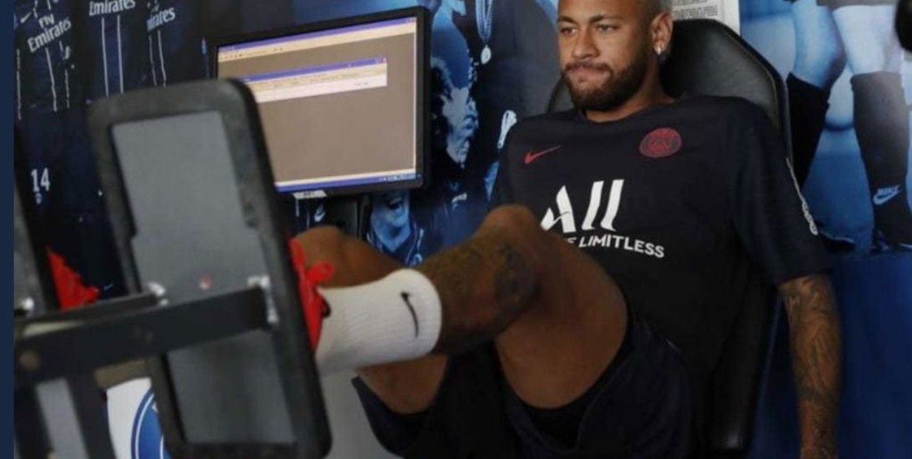 Neymar volvió a París en medio de un clima tenso