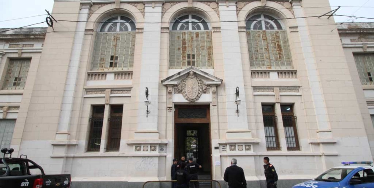 Atacaron a dos escuelas de Santa Fe