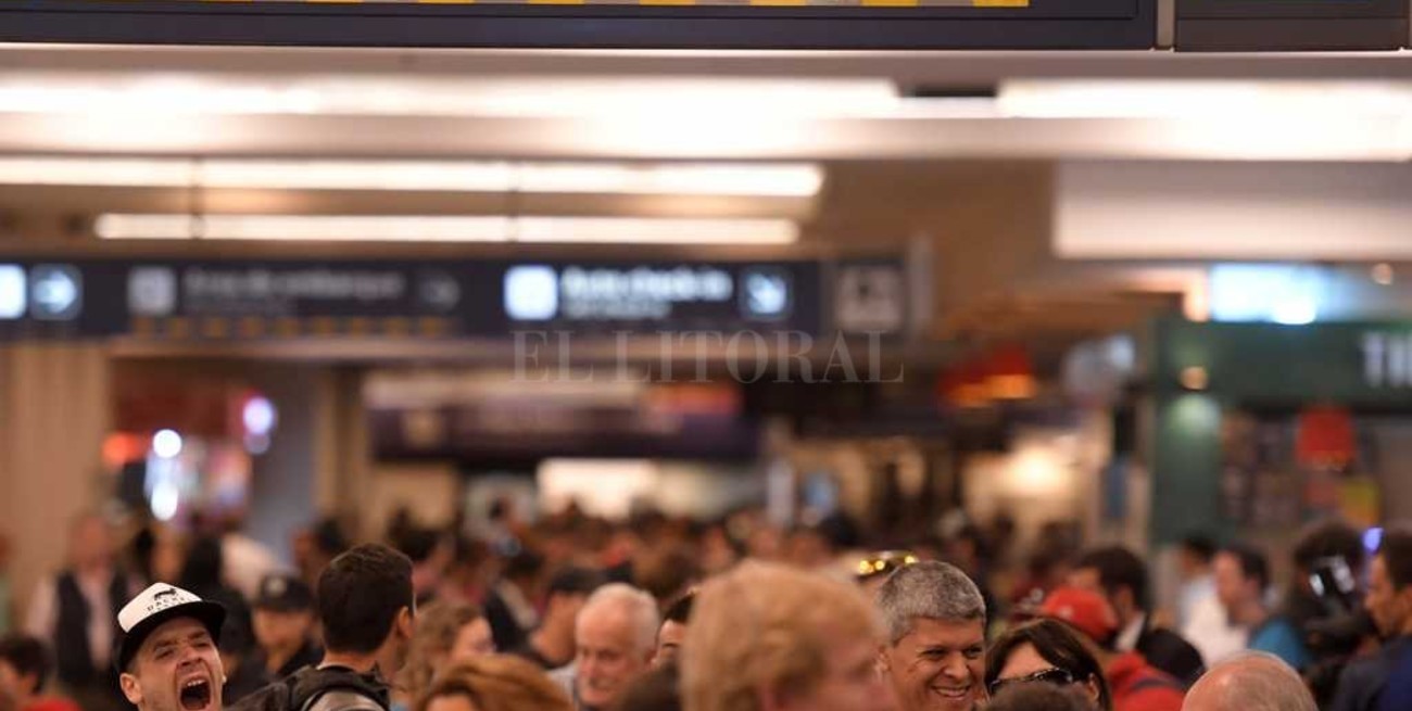El paro de Aerolíneas Argentinas afecta a unos 30 mil pasajeros