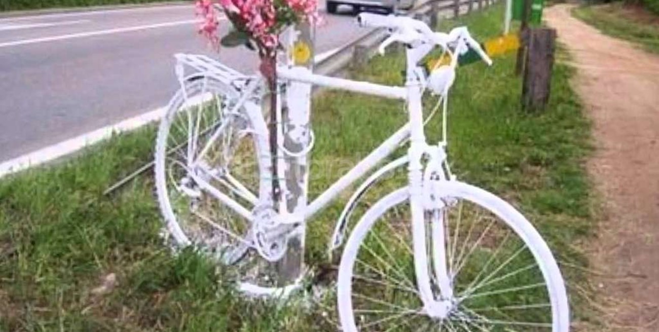 Una bicicleta blanca para concientizar sobre accidentes viales