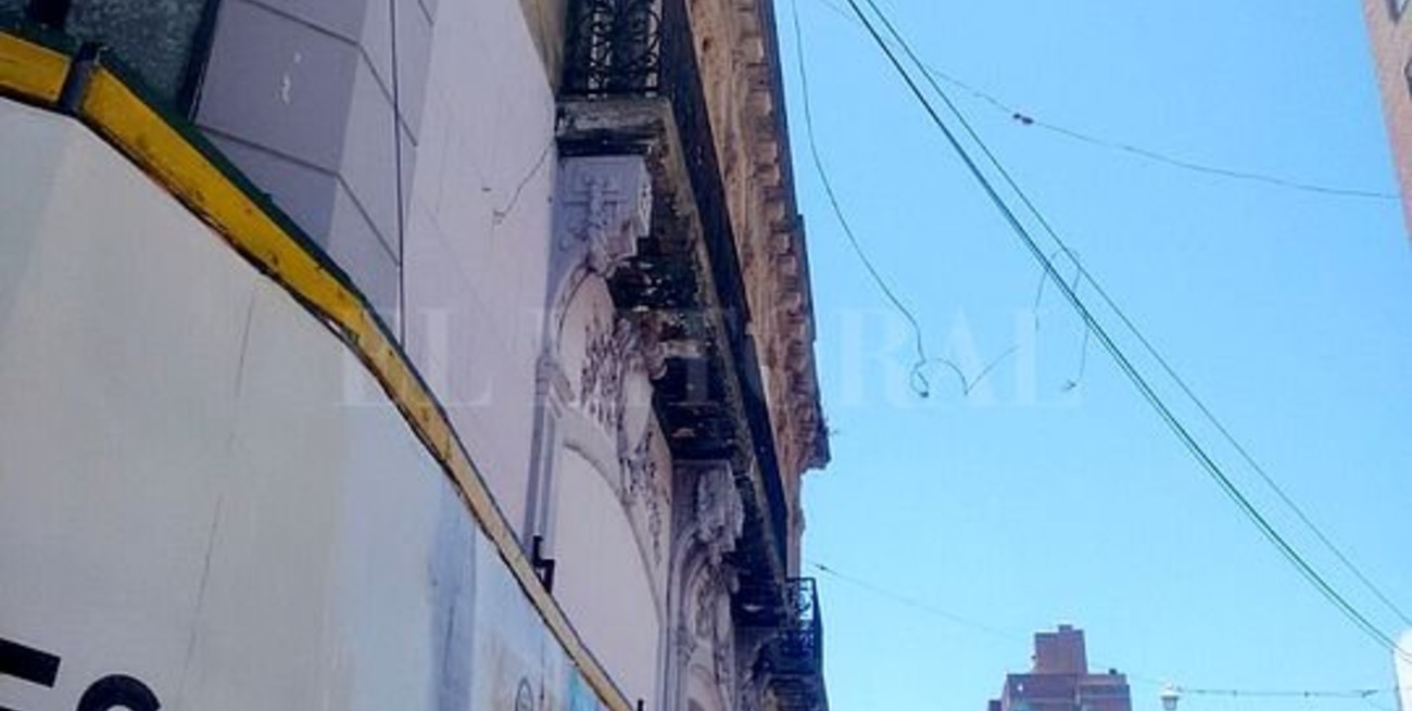 Reclamo de vecinos ante el riesgo por el deterioro de una casona abandonada