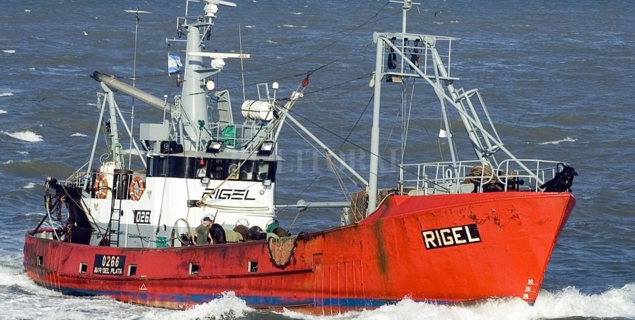 Un cuerpo, un salvavidas y una baliza, las únicas señales del barco desaparecido