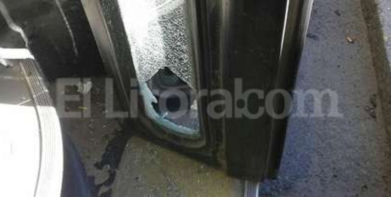 Otra vez apedrearon un colectivo de la Línea 9