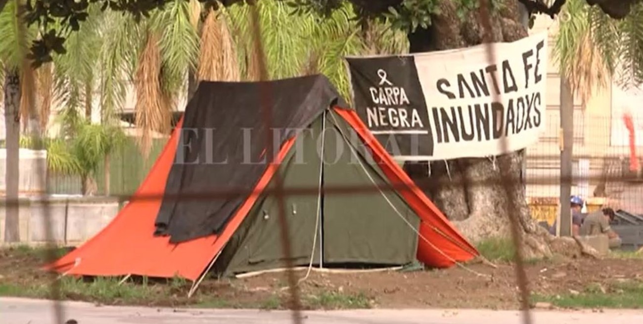 A 15 años de la inundación, se instaló la Carpa Negra en la Plaza 25 de Mayo