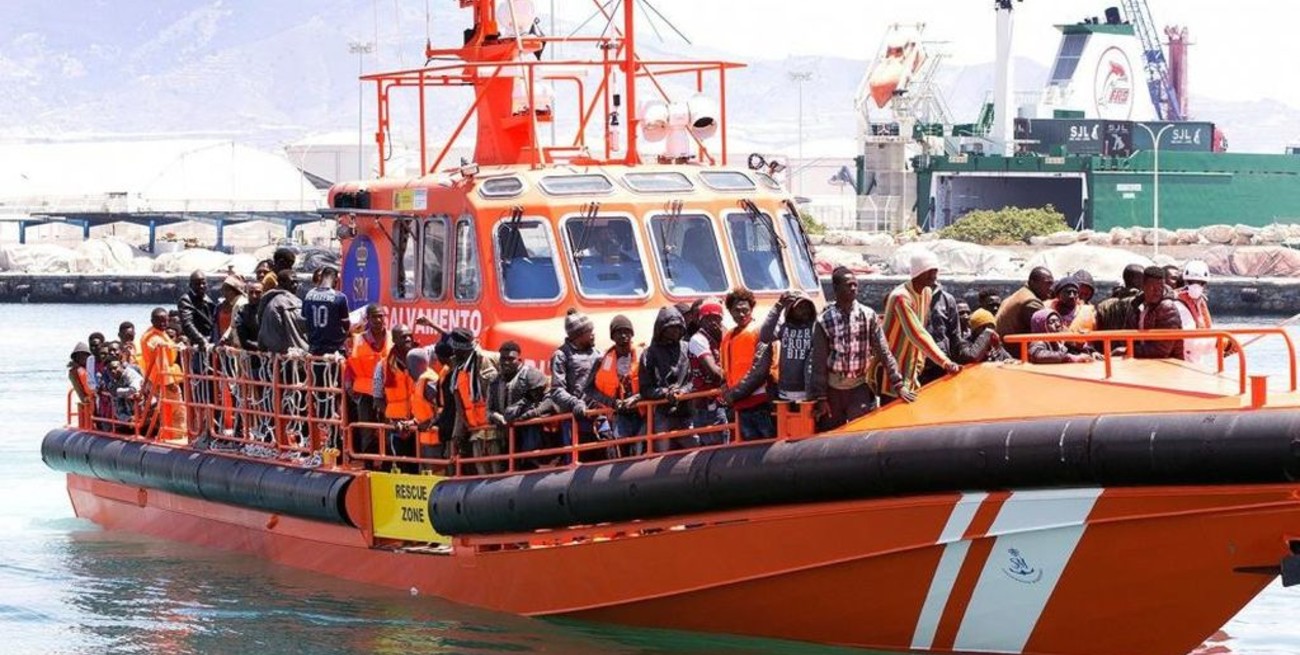 Italia rechazó un barco con 54 migrantes náufragos