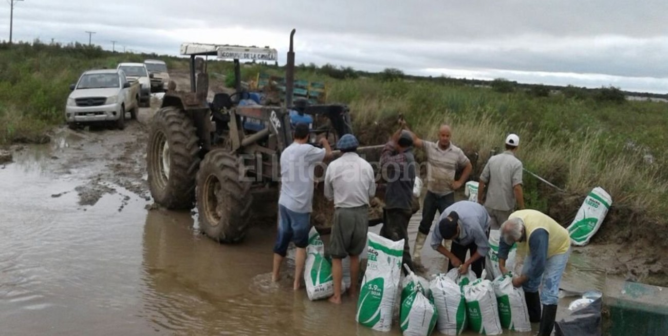 Colonia La Camila: vecinos trabajaron para reparar la defensa