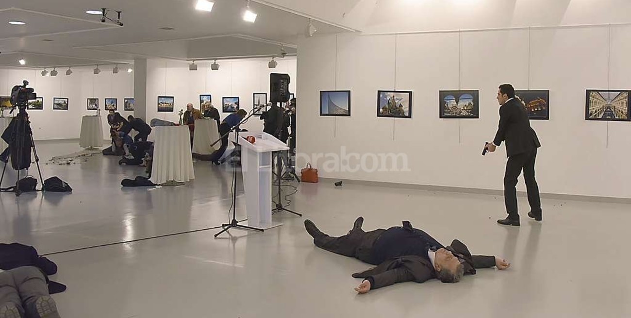 El embajador ruso en Turquía fue asesinado a tiros y el atacante fue ultimado