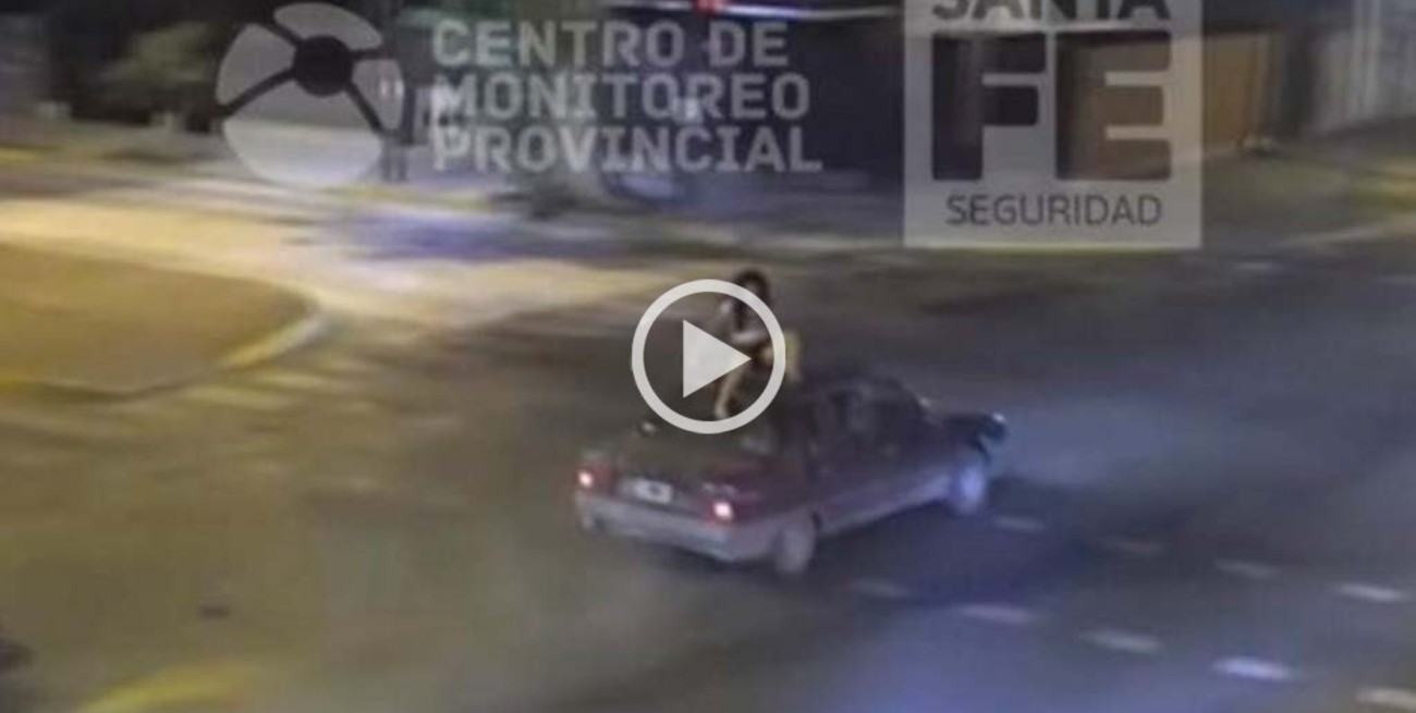 Video: Chocó con su moto y quedó arriba del auto contra el que colisionó