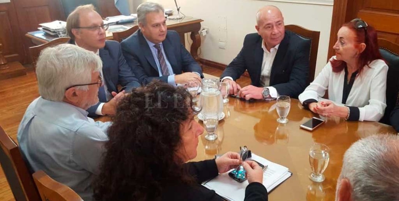 El gobierno y los gremios comenzaron a tratar el pase a planta de los contratados