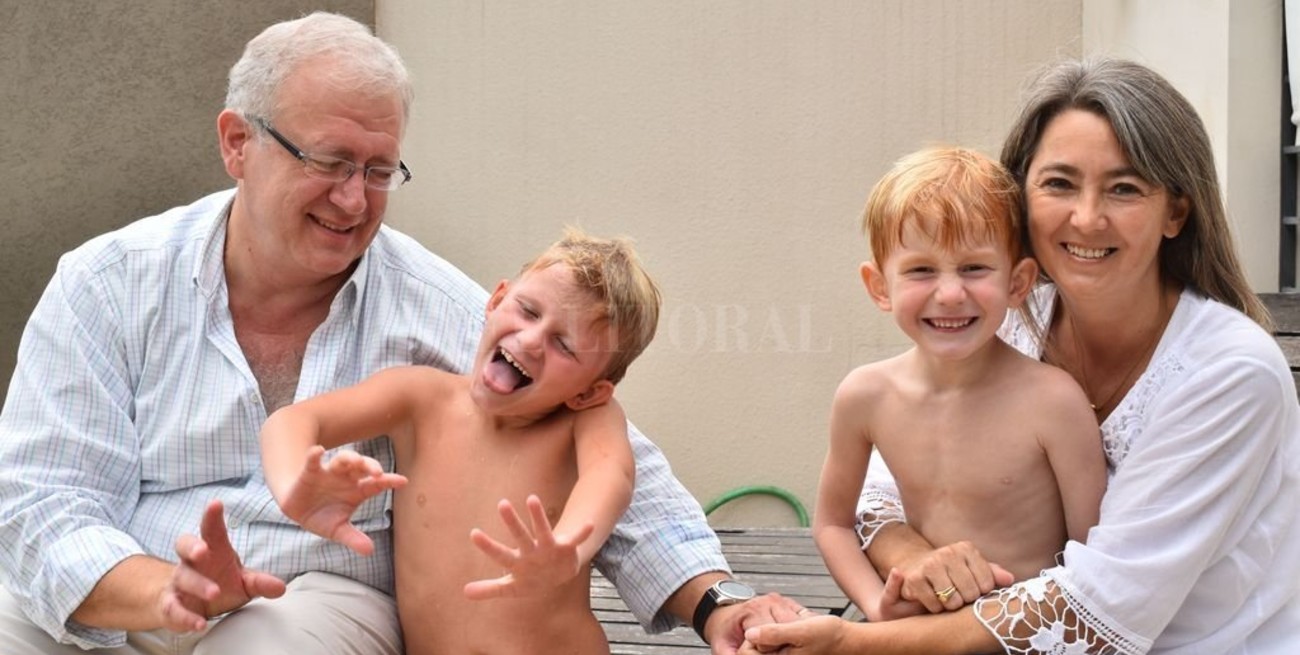 Venadenses cumplieron el sueño de ser padres adoptando hermanitos ucranianos