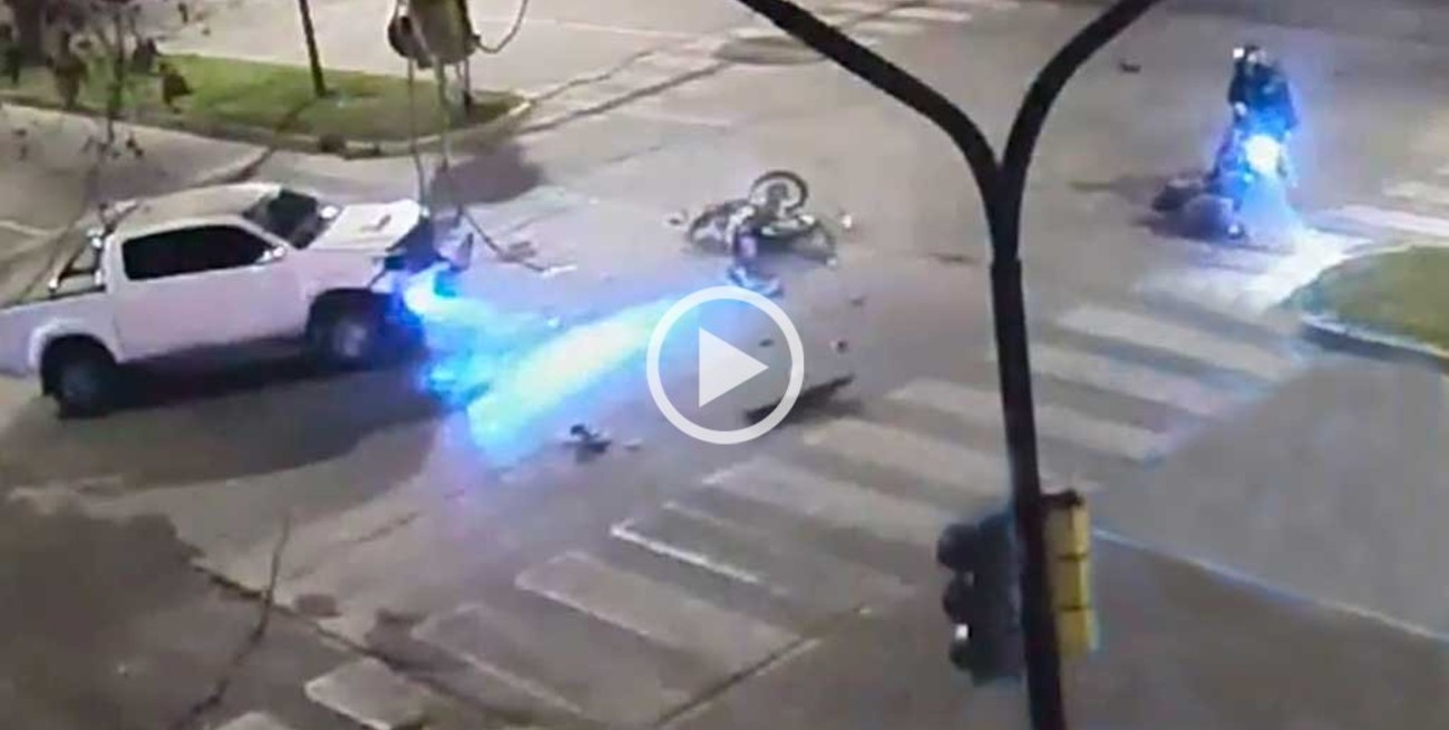 Video: impactante choque entre una camioneta y una moto en Rosario