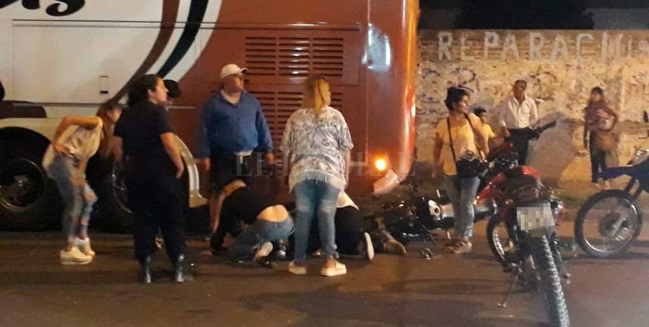 Motociclista embistió a un colectivo estacionado