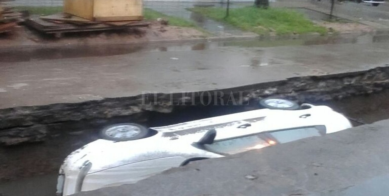 El auto sigue en el pozo