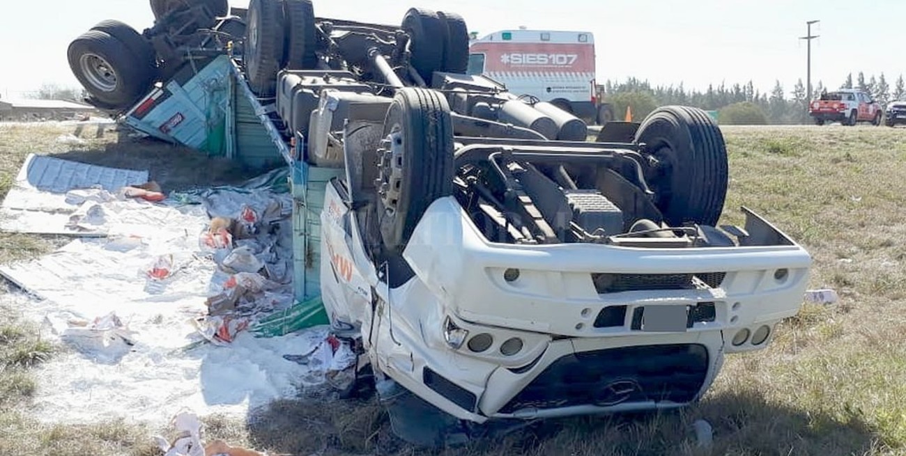 El camión y el acoplado con "las patas para arriba"