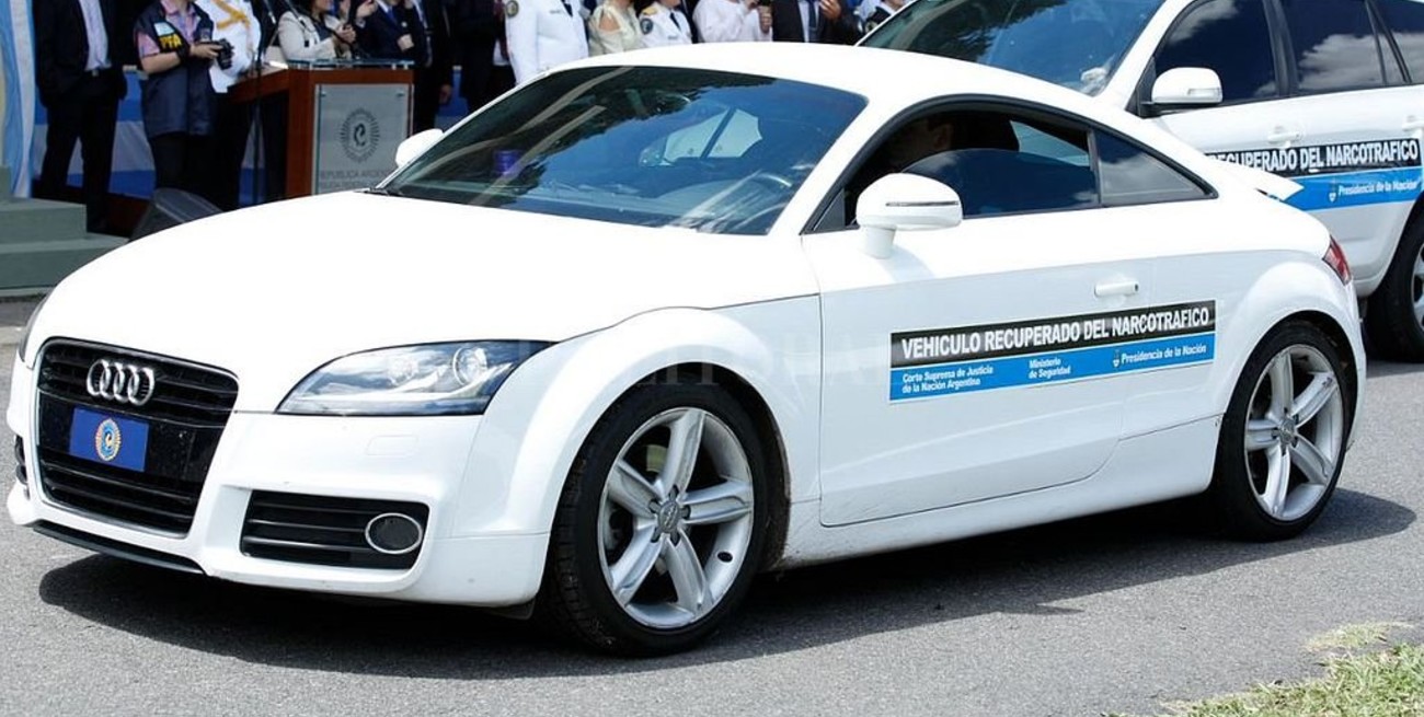 Los autos de lujo de los narcos que ahora son usados por la policía