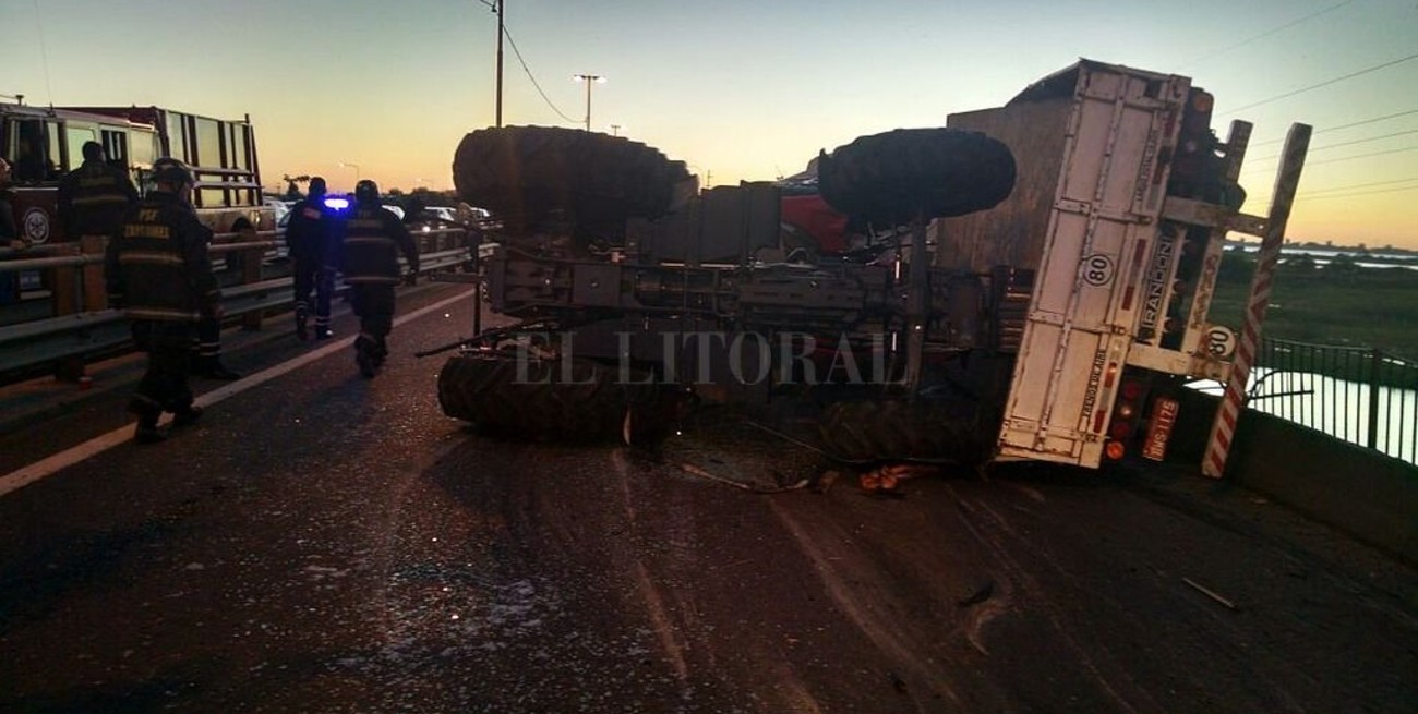 Volcó un camión cargado con tractores en la Ruta 168