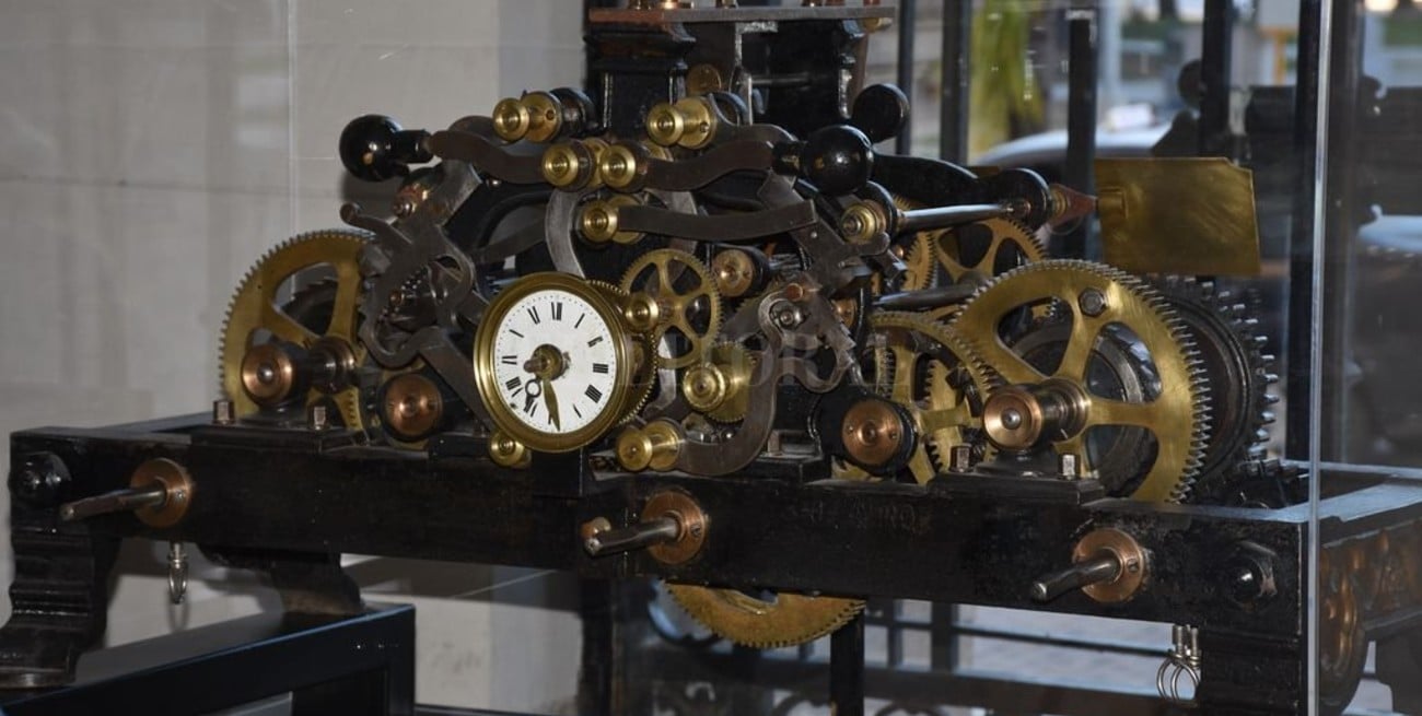 Viejo cabildo: reubicado el reloj, ahora buscan una puerta y más piezas perdidas