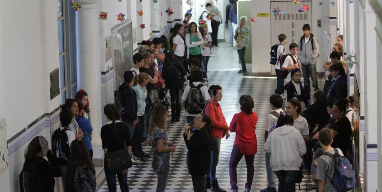 Entregan becas a estudiantes secundarios de la ciudad de Santa Fe