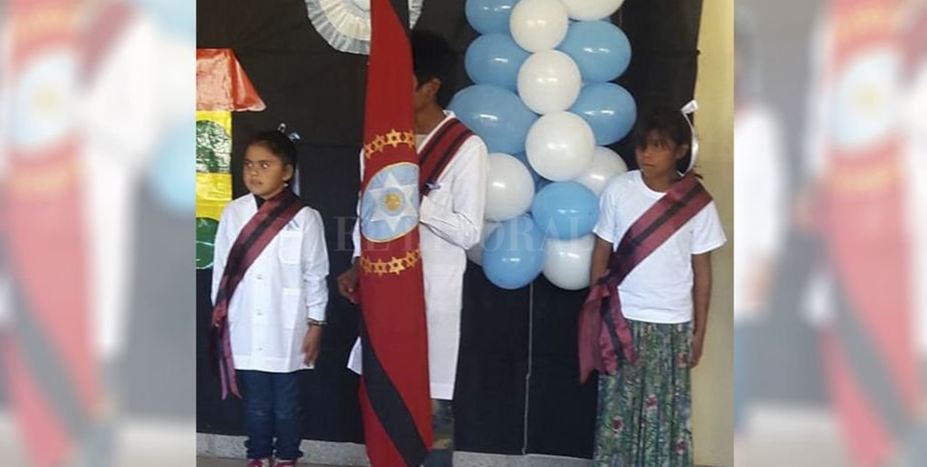 El abanderado salteño que conmueve al país: descalzo y con barro en sus pies