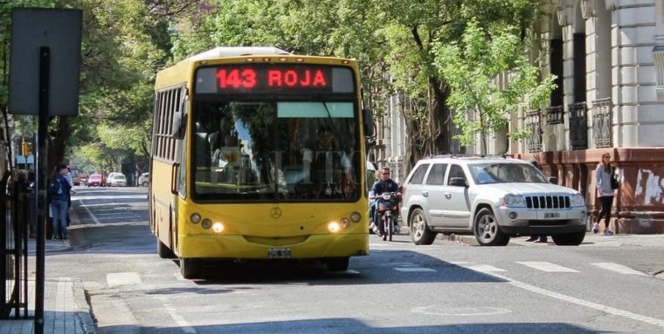 Un colectivero falleció a bordo y varios pasajeros resultaron heridos