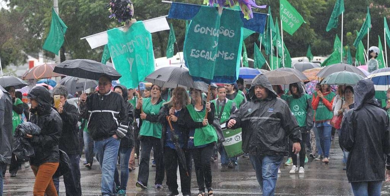 Docentes, de marcha bajo la lluvia