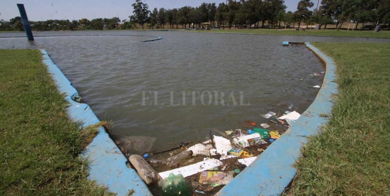 Hace dos meses que no recambian el agua en los piletones de Parque Sur