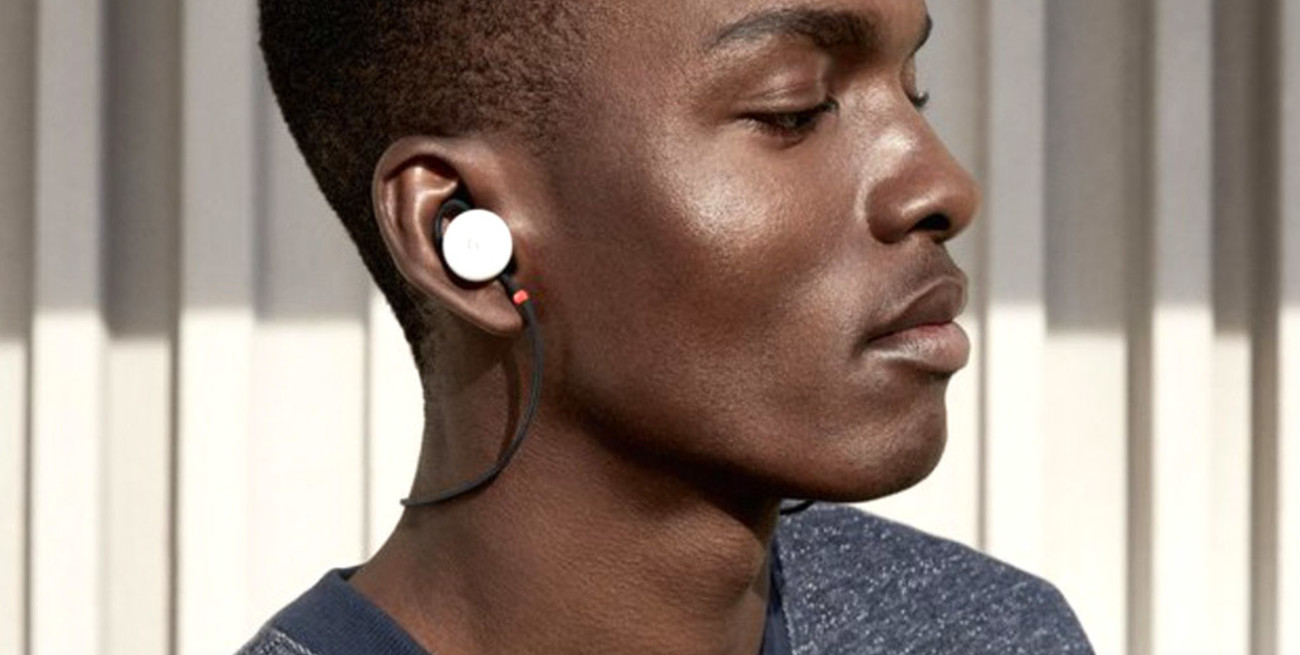 Google presentó auriculares que traducen 40 idiomas en tiempo real