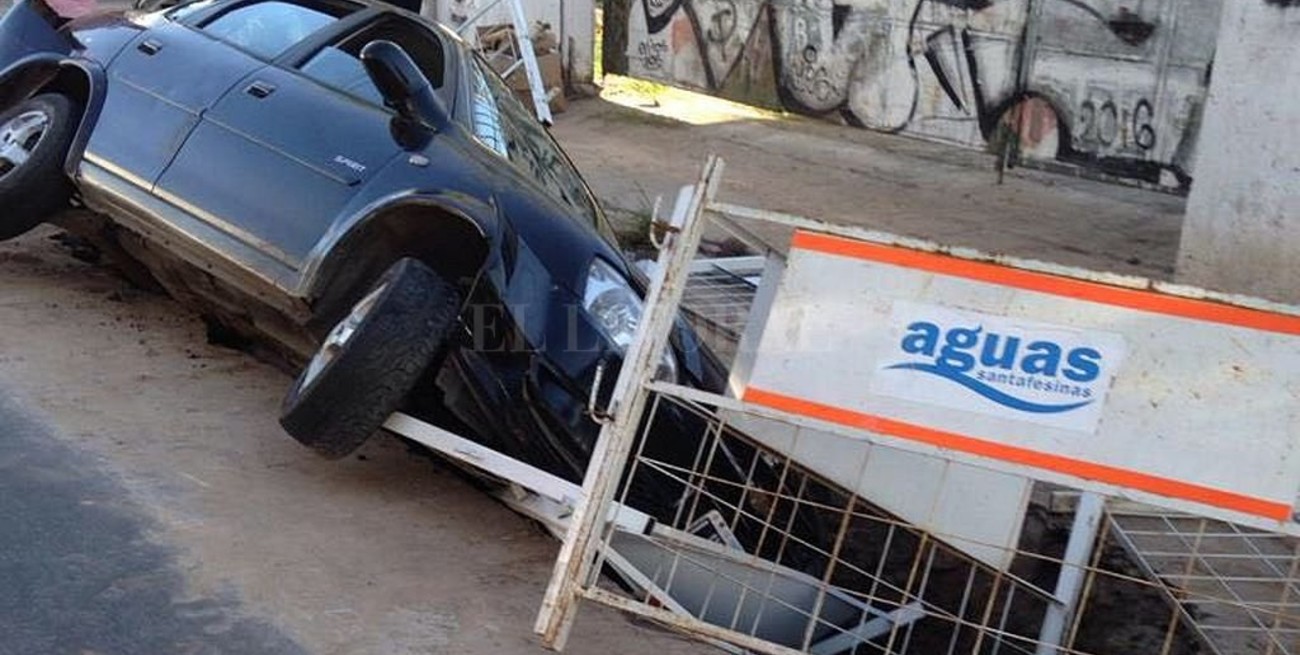 Un taxi cayó en un corralito de Aguas Santafesinas